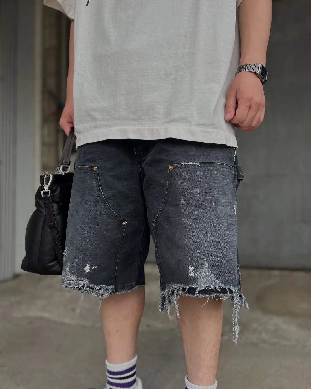 SAINT Mxxxxxx DOUBLE KNEE SHORTS/BLK Knee patches splashed with ink and water-splashed denim shorts. Washed black S-XL. Custom-woven and dyed denim fabric with clear texture. Heavy-wash water-fading treatment to create local mottled fading/hole effects. Artificial distressing to simulate natural traces of wear. VINTAGE. Original consistent damage treatment. Hand-splashed ink and paint. Original consistent wash water mark/pocket mark. Double knee patch. Rivet reinforcement. Improve functionality while enhancing design